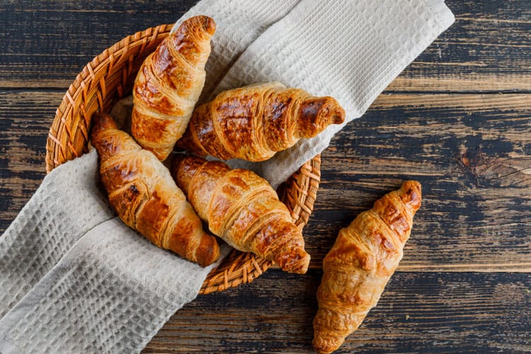 Croissants opwarmen