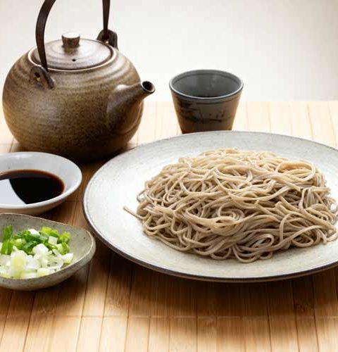 Soba noodles koken