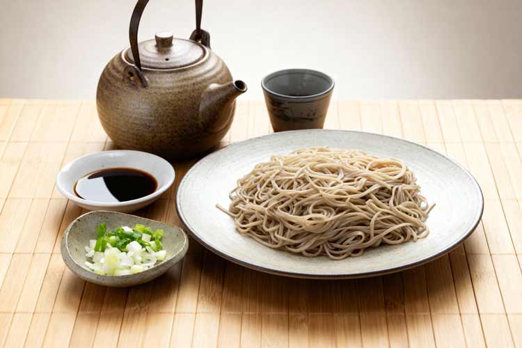 Soba noodles koken