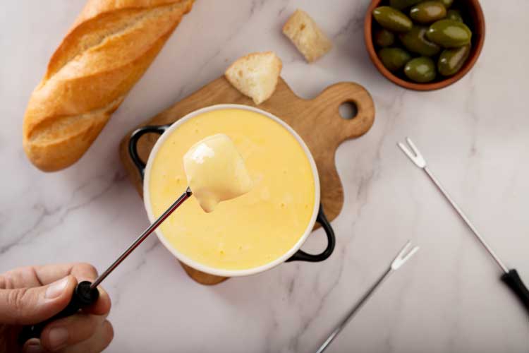 Zwitserse kaasfondue maken