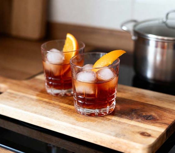 Negroni mocktail maken