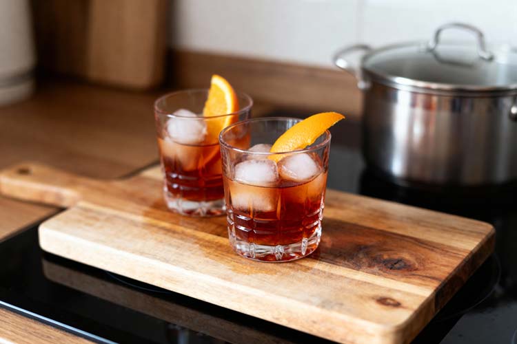 Negroni mocktail maken
