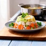 Gevulde courgette met kip, tomaten en olijven