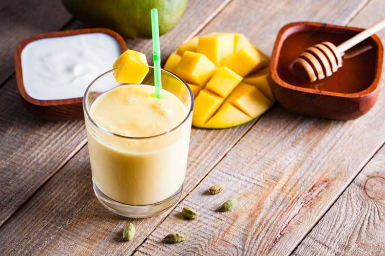 Mango lassi maken