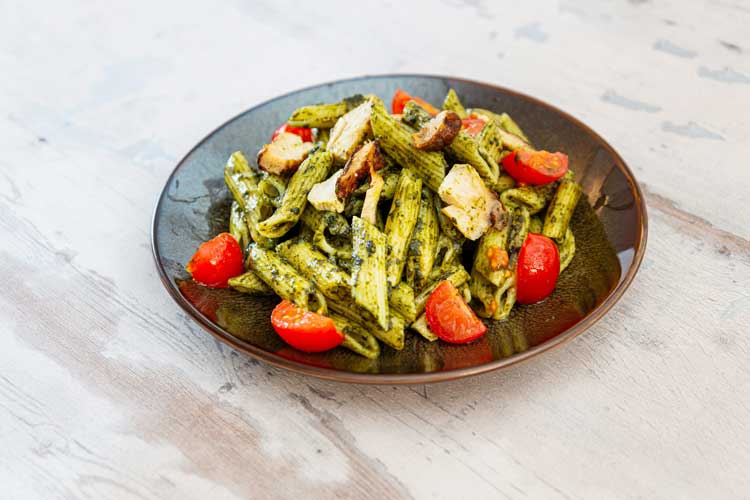 Pasta pesto met kip maken