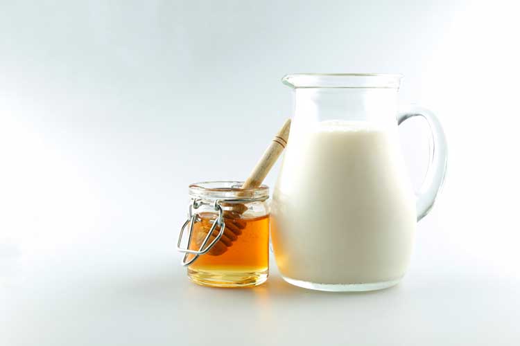 Warme melk met honing maken