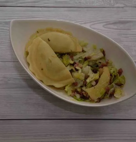 Groene salade met appel, spek en ravioli maken