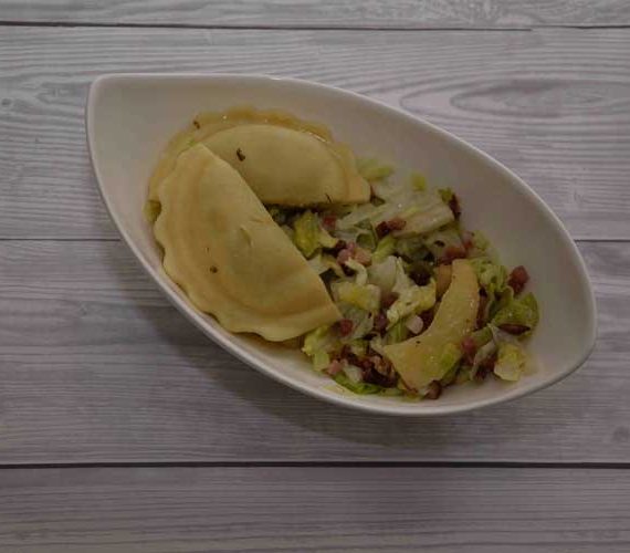 Groene salade met appel, spek en ravioli maken