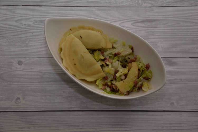 Groene salade met appel, spek en ravioli maken