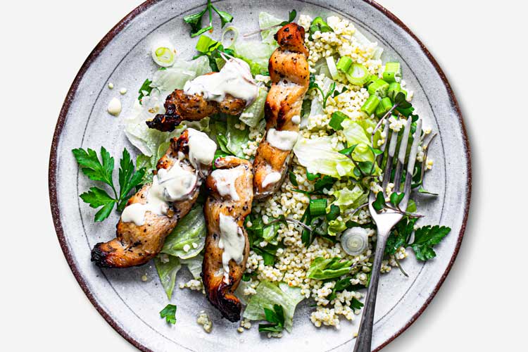 Gegrilde kipspiesjes en groene quinoa-salade maken