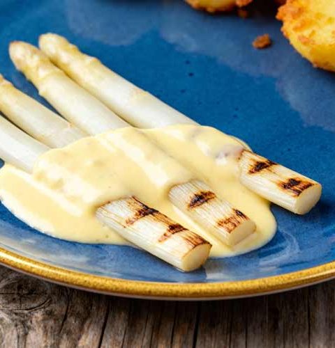 Witte asperges bakken