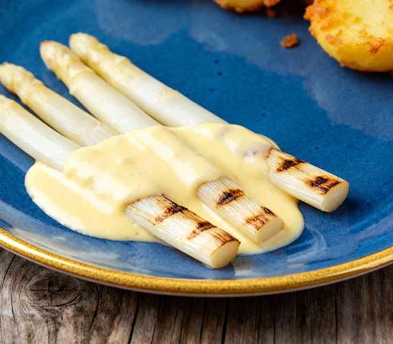 Witte asperges bakken