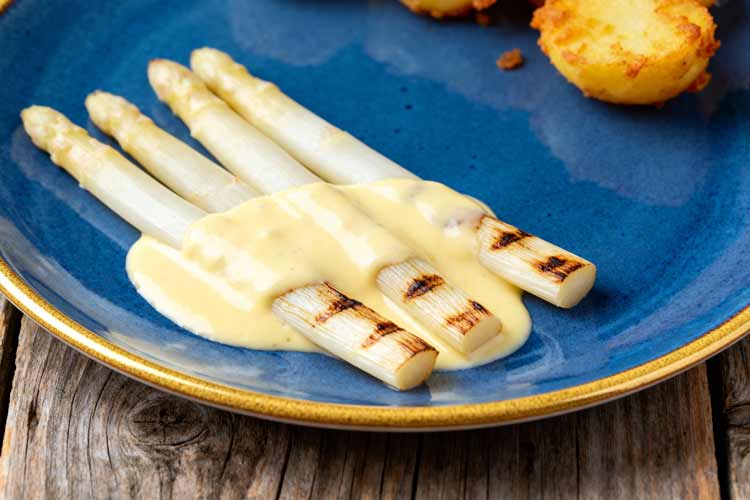 Witte asperges bakken