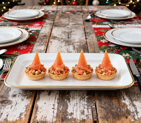 Zalmtartaar van gerookte zalm in een bakje maken