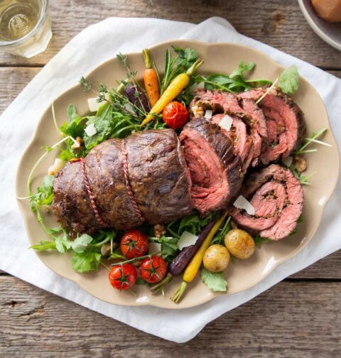 Bavette rollade braden in een gietijzeren braadpan