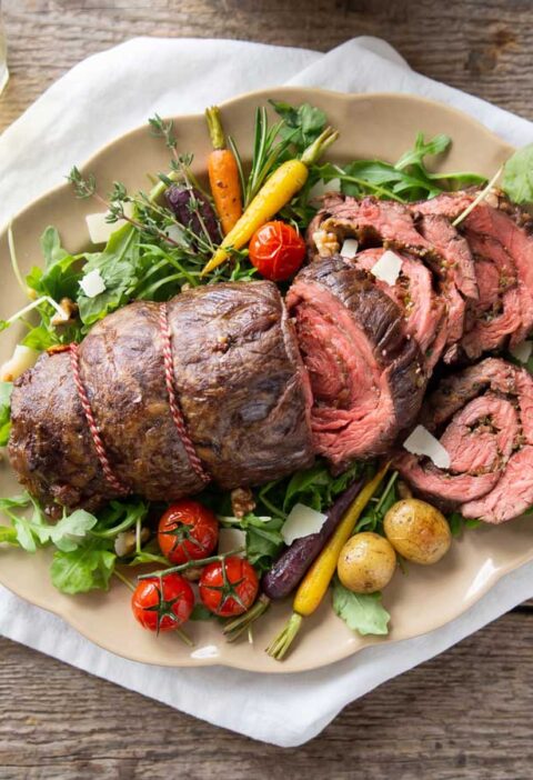 Bavette rollade braden in een gietijzeren braadpan