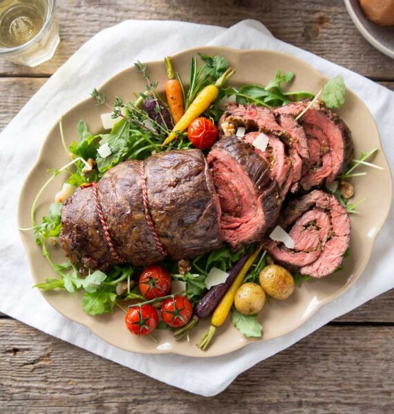 Bavette rollade braden in een gietijzeren braadpan