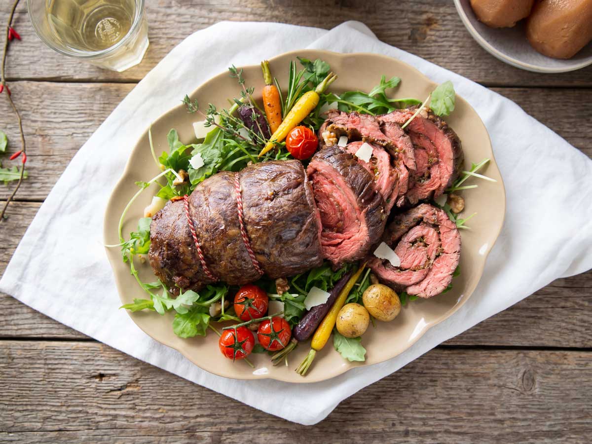 Bavette rollade braden in een gietijzeren braadpan
