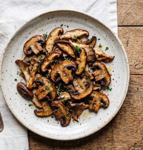Champignons bakken in een koekenpan