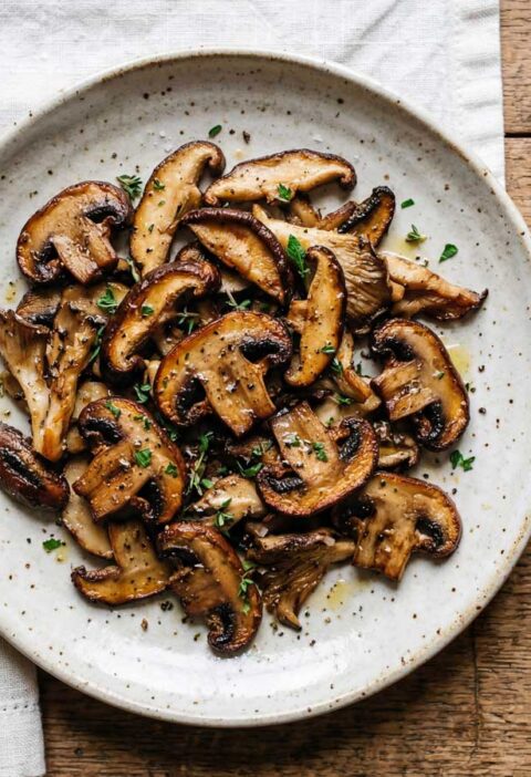 Champignons bakken in een koekenpan