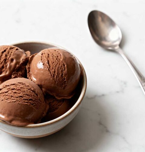 Chocolade roomijs maken in een ijsmachine
