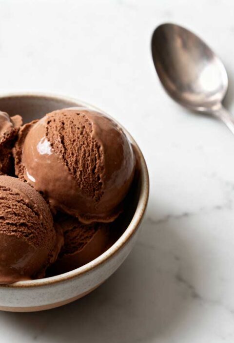 Chocolade roomijs maken in een ijsmachine