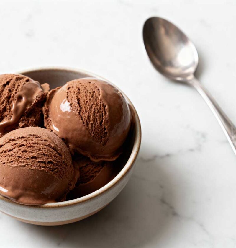 Chocolade roomijs maken in een ijsmachine