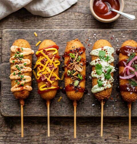 Corndog frituren in een friteuse