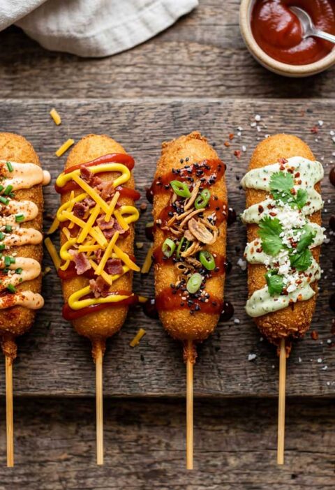 Corndog frituren in een friteuse