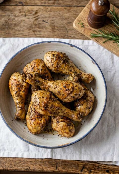 Drumstick bakken in een koekenpan op een middelhoog vuur