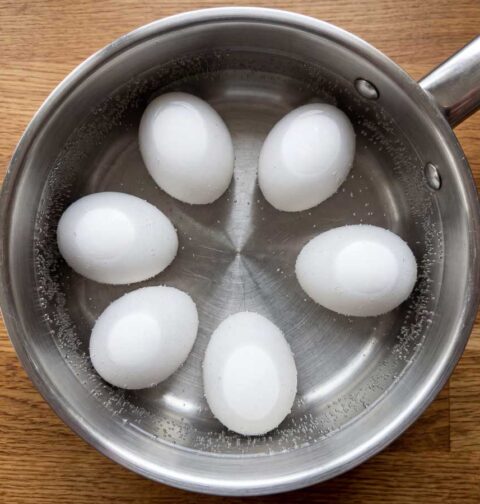 Gekookt ei opwarmen in warm water