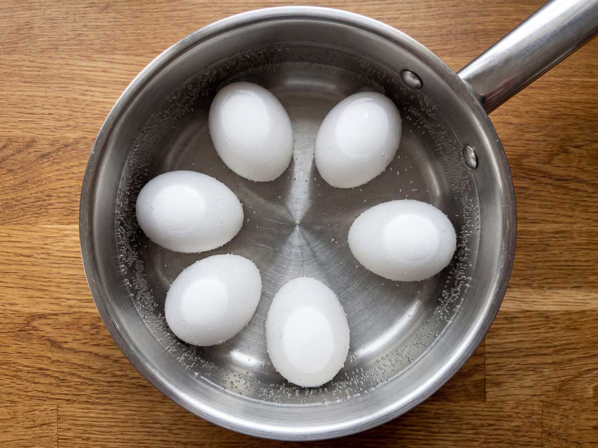 Gekookt ei opwarmen in warm water