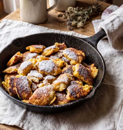 Kaiserschmarrn maken in een gietijzeren koekenpan