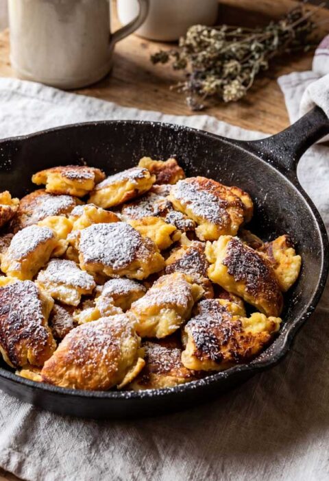 Kaiserschmarrn maken in een gietijzeren koekenpan