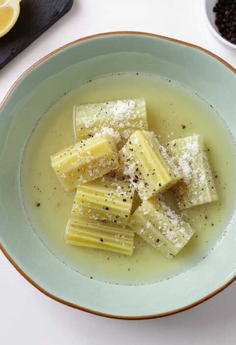 Kardoen koken in een gewone pan in wat bouillon