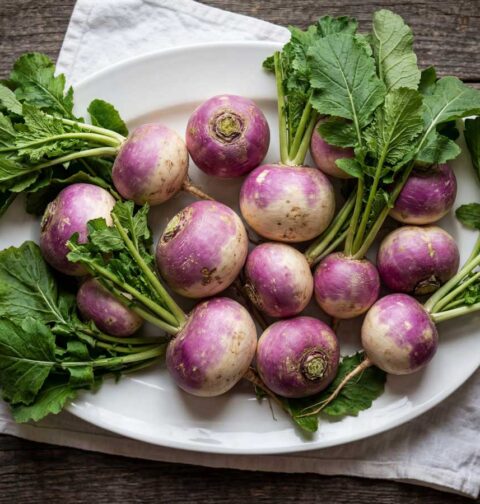 Knolraap koken in een pan met ruim water