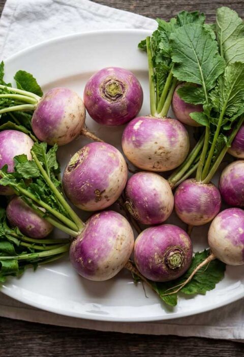Knolraap koken in een pan met ruim water