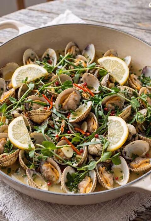 Kokkels koken in een grote pan