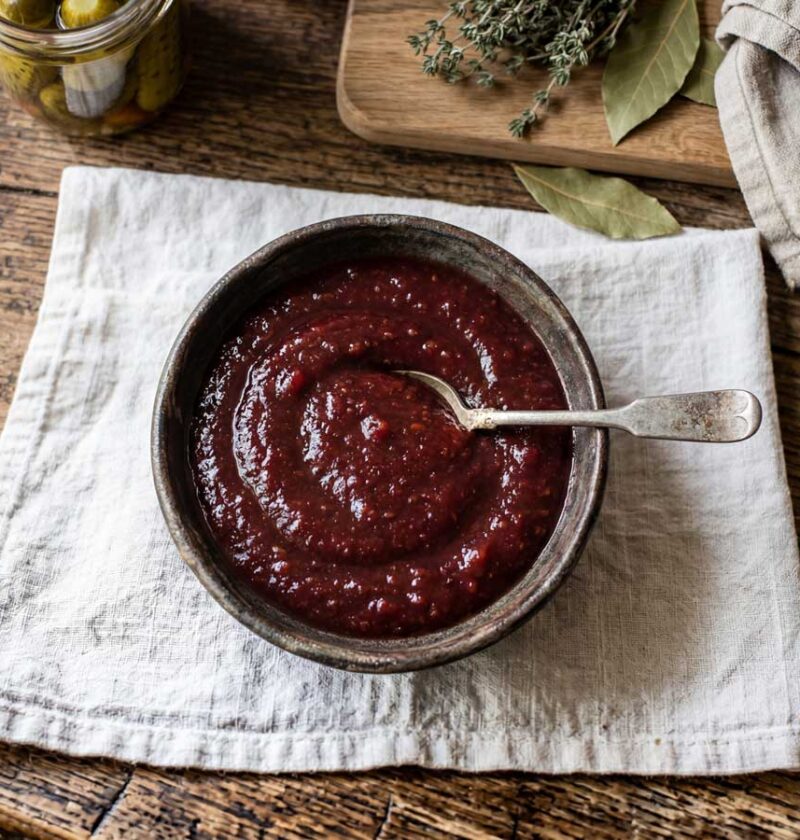 Kwetsen ketchup maken van rijpe pruimen