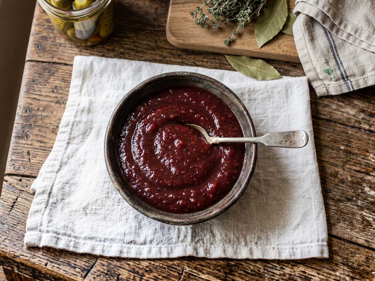 Kwetsen ketchup maken van rijpe pruimen