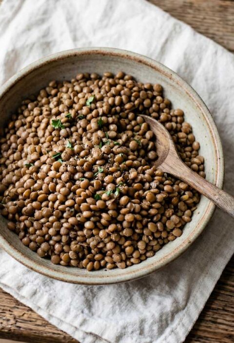 Linzen koken in een pan met ruim water