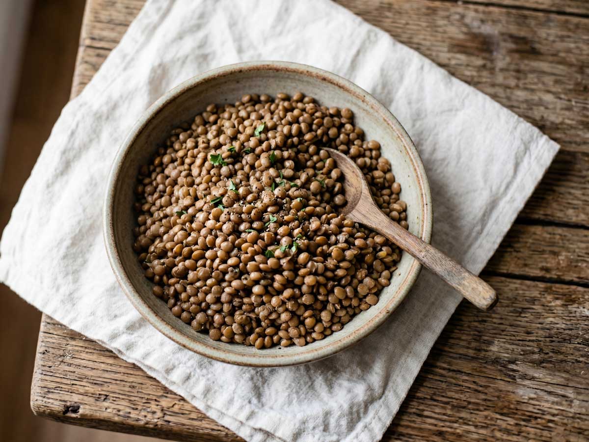 Linzen koken in een pan met ruim water