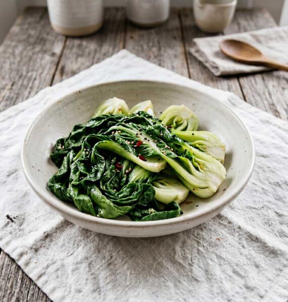 Paksoi koken in een pan met water