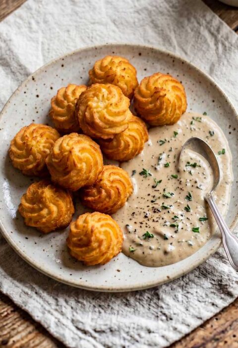 Pommes duchesse frituren in een friteuse