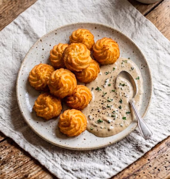 Pommes duchesse frituren in een friteuse