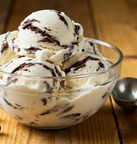 Stracciatella ijs maken in een ijsmachine met chocolade