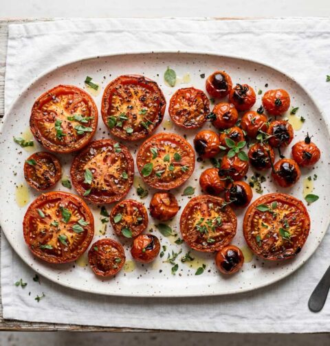 Tomaten bakken in een voorverwarmde oven op 200 graden