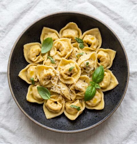 Tortellini koken in een pan op een middelhoog vuur