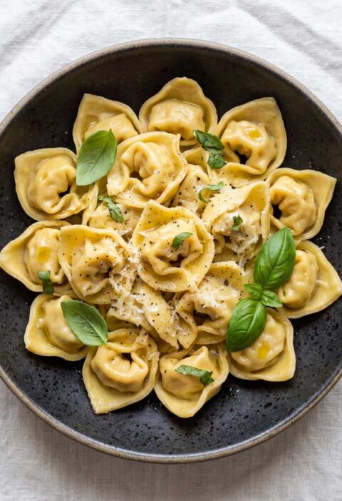 Tortellini koken in een pan op een middelhoog vuur