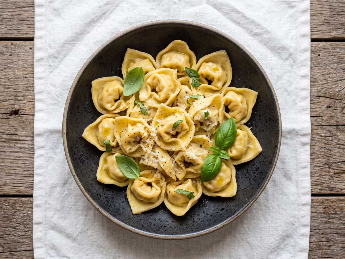 Tortellini koken in een pan op een middelhoog vuur